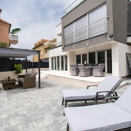 アパート Ljubas スリマ